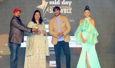 Ashwani Shukla awarded with International PR Icon 2021 award at Mid Day International Icon Awards ceremony